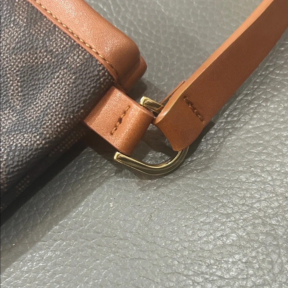 Michael Kors Signature Jet Set Logo Belt Bag - Picture 6 of 10